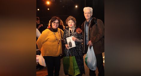 Двама от авторите на книгата за Мутафов - Веселина Антонова и Стефан Вичев, с голямата актриса.   Снимка: Румяна ТОНЕВА, „24 часа“