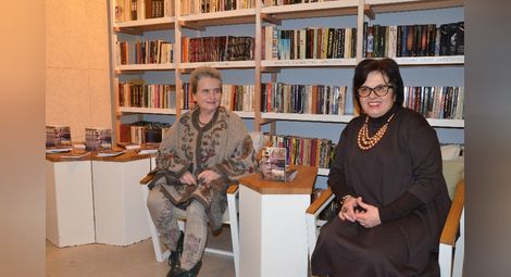 Веселина Антонова /вдясно/ и Пенка Ангелова по време на представянето на книгата. 	   Снимка: Красимир СТОЯНОВ