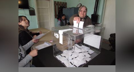 В Глоджево хората избираха от трима кандидати за кмет на градчето.                                                                         Снимка: БГНЕС