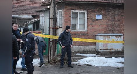 Съпруг откри жена си убита в дома им на улица "Солун" в Русе /галерия/