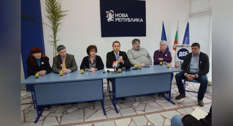 Борис Станимиров е в средата, отдясно на д-р Теодора Константинова, от двете им страни са някои от кандидат-депутатите на „Нова Република“.                                Снимка: Красимир СТОЯНОВ