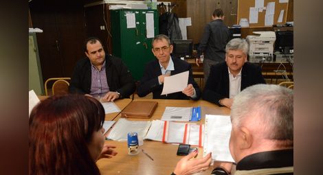 Бюрхан Абазов /крайният вляво/ и областният лидер Дауд Ибрям /в средата/ регистрираха листата. Снимка: Красимир СТОЯНОВ