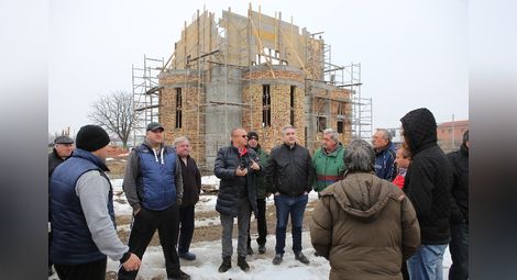 Изграждат стените на новия православен храм в Бяла