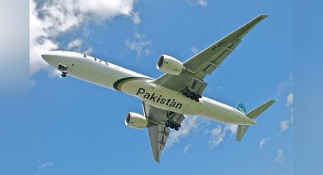 Пакистанци пътуваха в самолет като правостоящи
