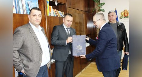 Емил Кирилов и Росен Миланов вчера бяха официално посрещнати от областния управител Стефко Бурджиев. Снимка: ОА