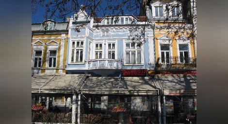 В тази сграда, известна в миналото като бирарията на Марин Чолаков, а днес - като „Кралска закуска“, се е състояла първата кинопрожекция в България. Снимка: Красимир СТОЯНОВ