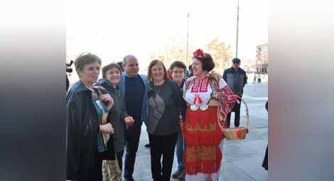 Ветеранки от „Дунав“ вързаха мартеничка на кмета Стоилов