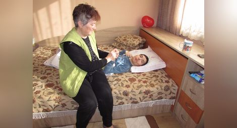 Инвалид на легло посреща 33 рожден ден без личен асистент