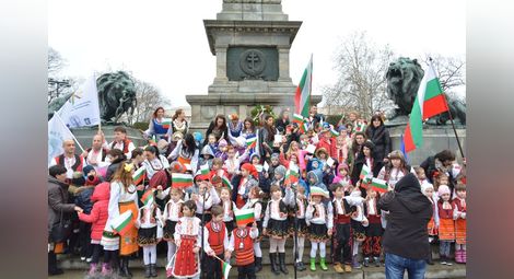 139 деца, родители и учители гордо рецитираха „Аз съм българче“