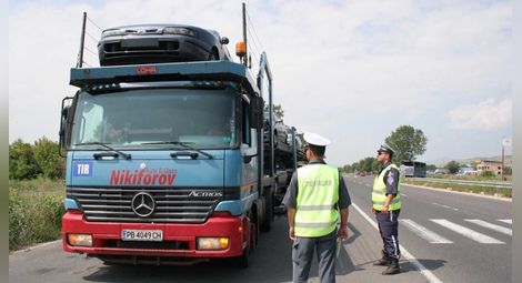 Ограничава се движението на камиони над 12 т по автомагистралите