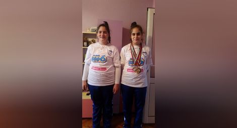 Сестрите Симон /вляво/ и Никол Георгиеви участваха в турнира за момичета до 14 години. Снимка: Утро