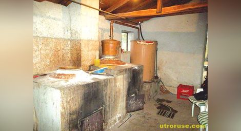 Цял тон ракия иззета от магазинер с тайна спиртоварна