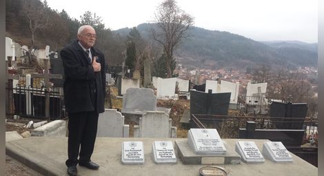 Димитър Димитров от Босилеград възстанови със собствени сили и средства гробовете на петима български военни, убити без съд и присъда от сърбите.
