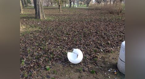 Вандали потрошиха лампите в Парка на възрожденците