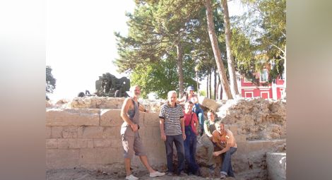 Екипът, който е работил по археологическите разкопки на Сексагинта Приста миналата година.                           Снимка: РИМ