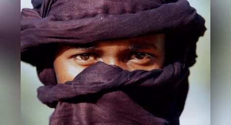 Жените на туарегите и техните мъже с покрити лица
