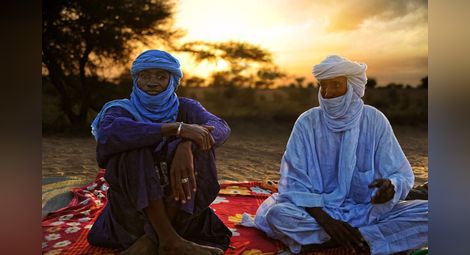Жените на туарегите и техните мъже с покрити лица