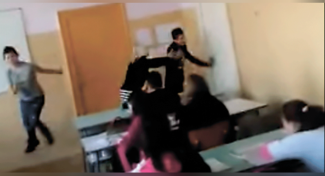 След коктейл от смях и мяукане: Ученици уволниха с клип учителка