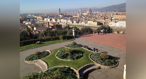 поглед към града от площад „Микеланджело“