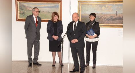 Министърът на културата Рашко Младенов /крайният вляво/ присъства на откриването на изложбата. Снимка: Красимир СТОЯНОВ
