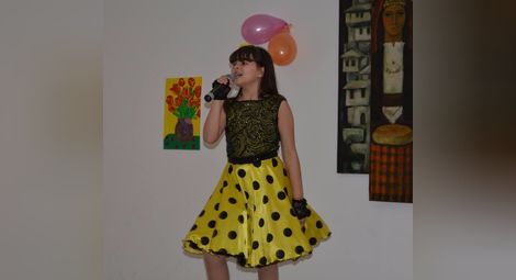 Талантливата Мира пее по време на конкурса. Снимка: Личен архив