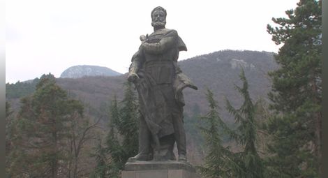 Руши се един от символите на Враца – паметникът на Христо Ботев