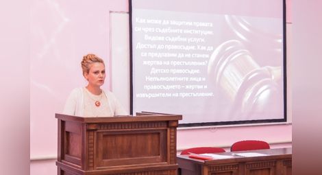 Как да защитят правата си обясни   съдия Николинка Чокоева  на ученици от Английската гимназия в Русе /галерия/