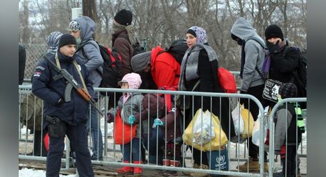 Еврокомисар: ЕС може да принуди членките си да приемат бежанци