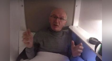 Ирландец прекара три дни, затворен в ковчег под земята и излъчва на живо