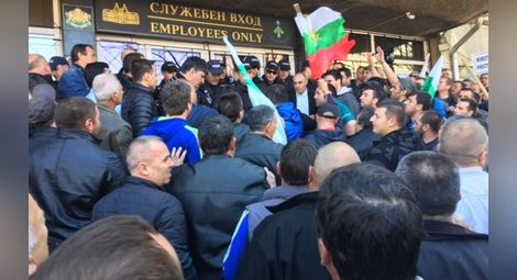 Земеделци окупираха центъра на София, опитаха да нахлуят в министерството