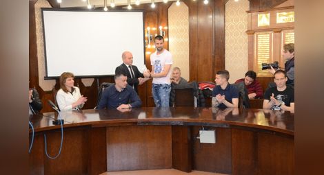 Кметът връчи отборната премия на капитана Диян Димов. Снимки: Красимир СТОЯНОВ
