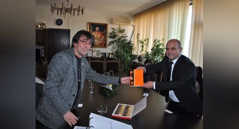 Башмет подари на кмета Стоилов книгата си  „Гара на мечтите“. 				           Снимка: Община Русе