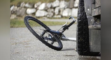 14-годишен колоездач в болница след внезапно излизане на път с предимство