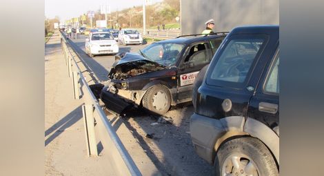 Двама пострадаха при катастрофа в час пик на булевард „България“