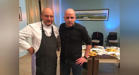 Шеф Иван Манчев и управителят на „Сръбски гурмани“ Теодор Братанов - снимка за спомен от едно полезно гостуване на кулинарния ас в русенския ресторант.