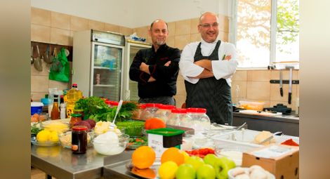 Шеф Манчев и колегата му от сръбските „Кошмари в кухнята“ Саша Мишич се развихриха в кухнята.