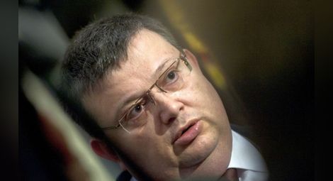 Цацаров иска уволнение за трима прокурори