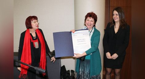 Юлия Гарбозанова получава грамотата си от д-р Ивелина Първанова от Занаятчийска камара-Кобленц. Снимка: Личен архив