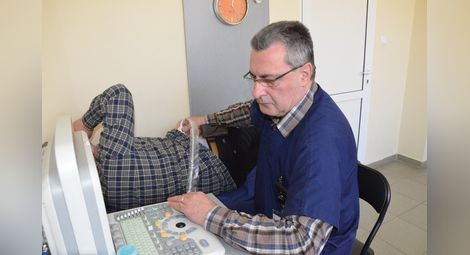 Д-р Гайтанджиев преглежда с ехограф пациент с проблем на черния дроб в кабинета си в ДКЦ 2.  Снимки:Красимир СТОЯНОВ