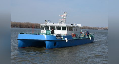 Екипажът на новия катамаран изучи възможностите на техниката на борда с изследване на основите на Дунав мост.                                                                                        Снимки:Красимир СТОЯНОВ