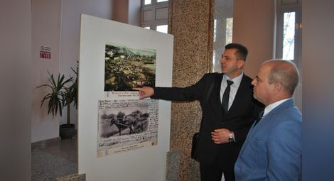 Шефът на пазарите Кунчо Кунчев показва на кмета Стоилов една от най-старите фотографии.                      Снимка: Община Русе