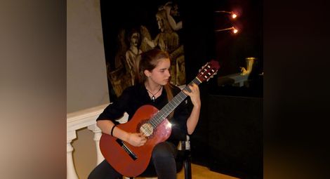 Дъщерята на д-р Радославов Катрин свири на китара.