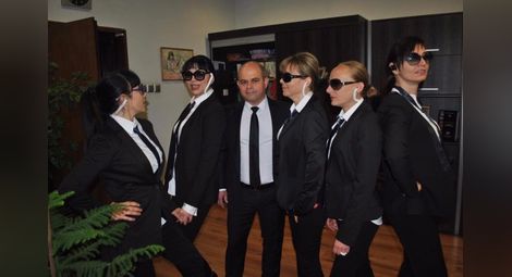 Дамската част от екипа на Пламен Стоилов вчера облече черни костюми, сложи тъмни очила и се превърна в атрактивна охрана на кмета, който вчера навърши 55 години. Снимката се появи във Фейсбук със заглавие „Периметърът е осигурен, обектът е под охрана!“ и 