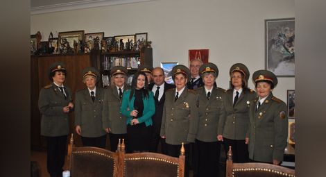 Офицерска сабя от Съединението и рицарски шлем за 55-тия рожден ден на кмета Стоилов