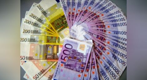 Французин и косовар спрени с 20 100 фалшиви евро на Гюешево