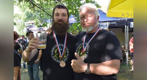Победителят Йордан Ченков (на снимката вляво, при получаване на поредна награда – в Загреб) не присъства на конкурса в София, заради ангажименти. Но пък занапред ще ви се представя като крафт пивовар. На кадъра до него е председателят на Асоциацията на до
