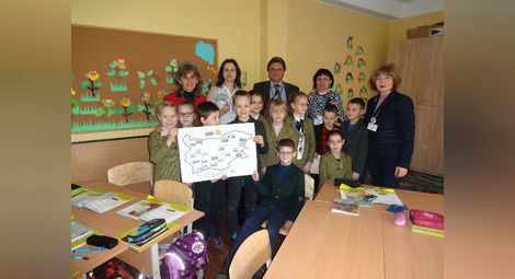 Учители от „Възраждане“ с уроци по английски пред литовски деца