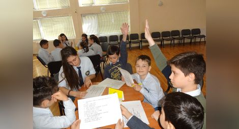 Каки от 7 клас помагат на четвъртокласници да учат български и английски