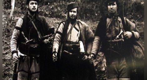 Андон Янев-Кьосето /в средата/ заедно с Христо Татарчев и Гоце Делчев. Снимка: БГНЕС