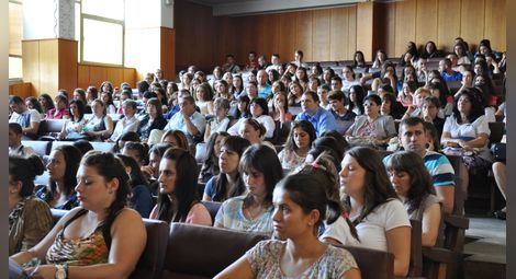 МОН увеличава европейските стипендии за летния семестър